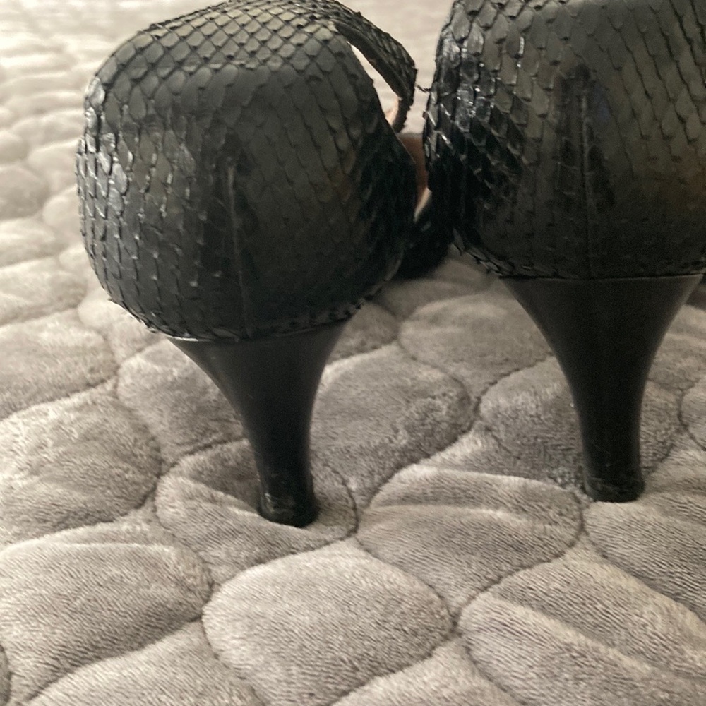 Gucci Black snakeskin pumps size 8B